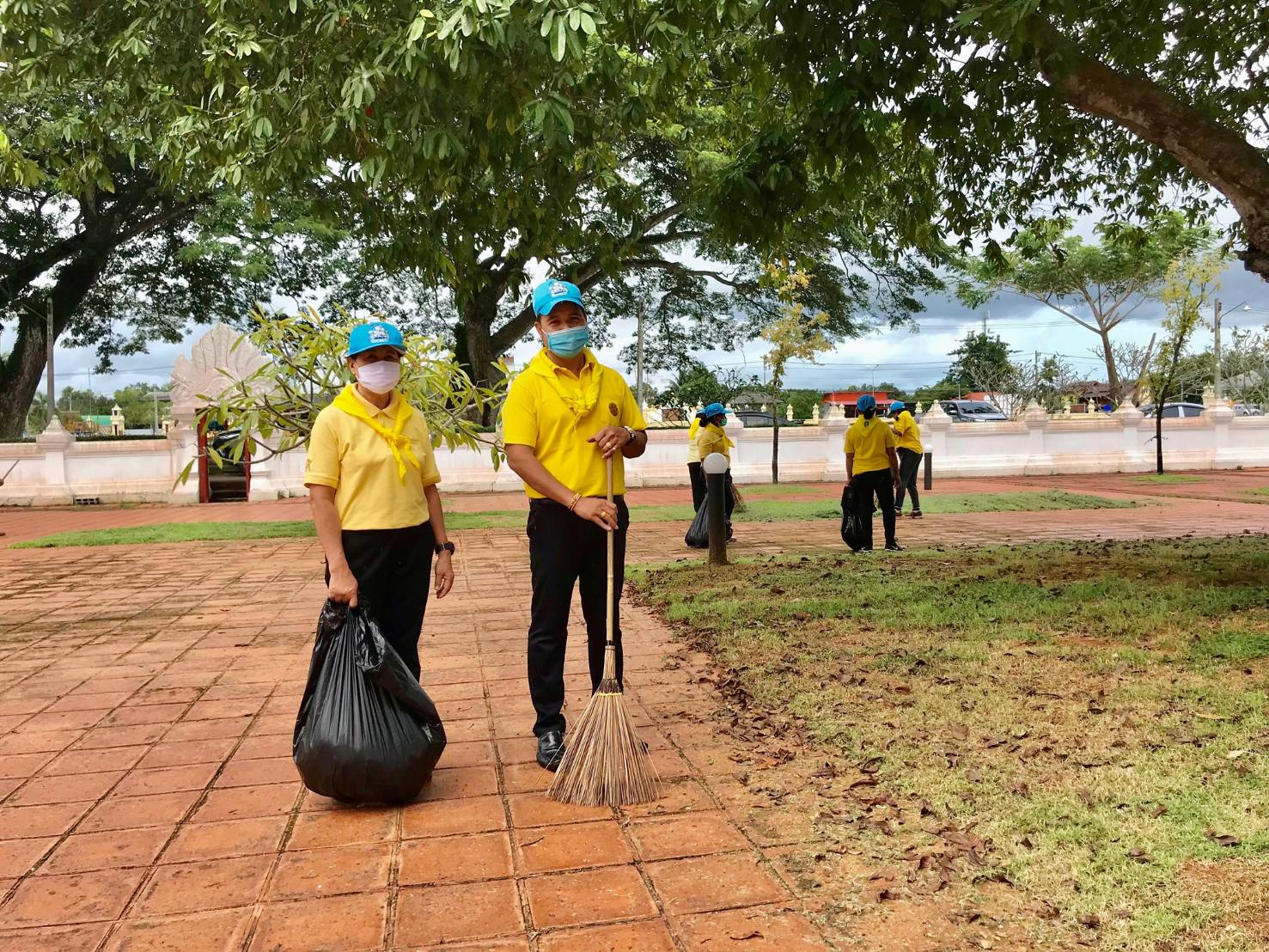 ﻿สำนักงานบังคับคดีกลุ่มจังหวัดที่ 8 (Sandbox) ร่วมกิจกรรมจิตอาสา “เราทำความดี เพื่อชาติ ศาสน์ กษัตริย์” เนื่องในวันคล้ายวันสวรรคต พระบาทสมเด็จพระบรมชนกาธิเบศร มหาภูมิพลอดุลยเดชมหาราช บรมนาถบพิตร 13 ตุล